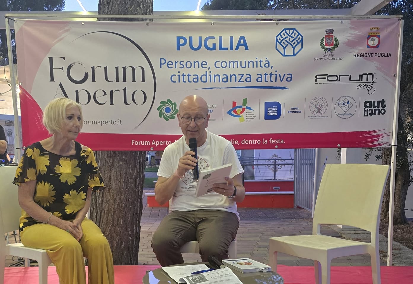La presentazione del volume La tisana nel piatto al presidio salute, davanti al banner di Forum Aperto