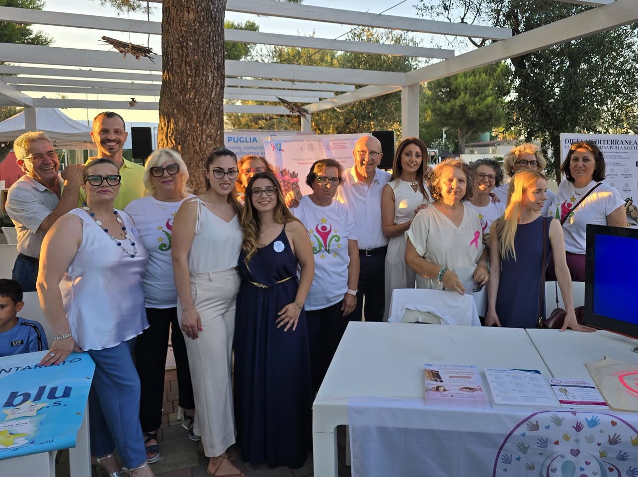 I volontari del gruppo Insieme contro il cancro per la vita al presidio salute con gli ospiti