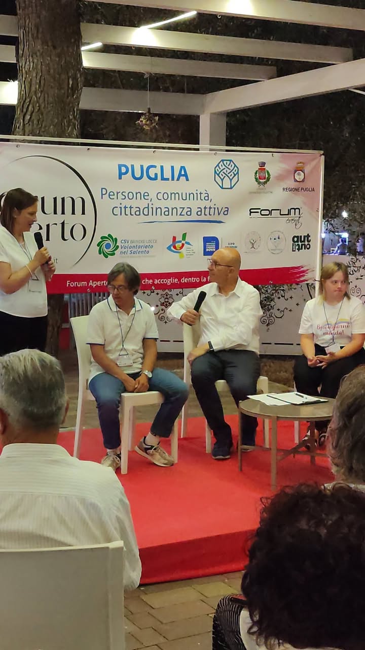 Un momento del dialogo inclusivo sul palco, con il pubblico in primo piano