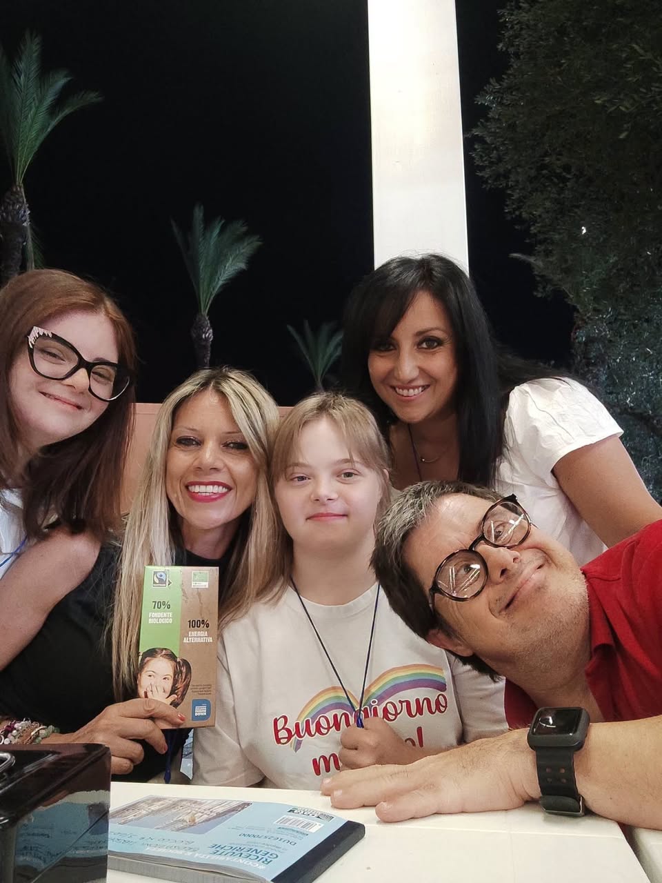 Selfie di gruppo al presidio AIPD con la cioccolata solidale
