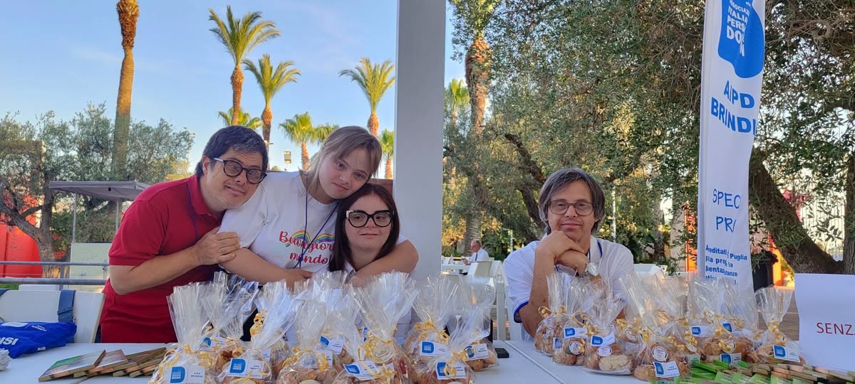 I ragazzi di AIPD Brindisi al banco delle paste di mandorla senza glutine