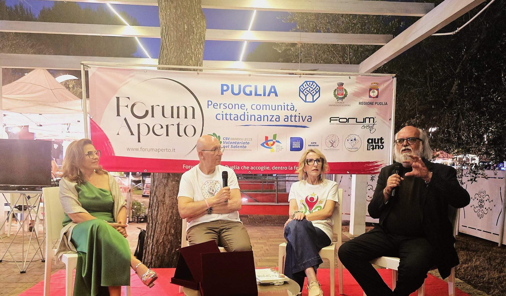 Il talk della serata conclusiva del 27 giugno, con quattro relatori davanti al banner di Forum Aperto