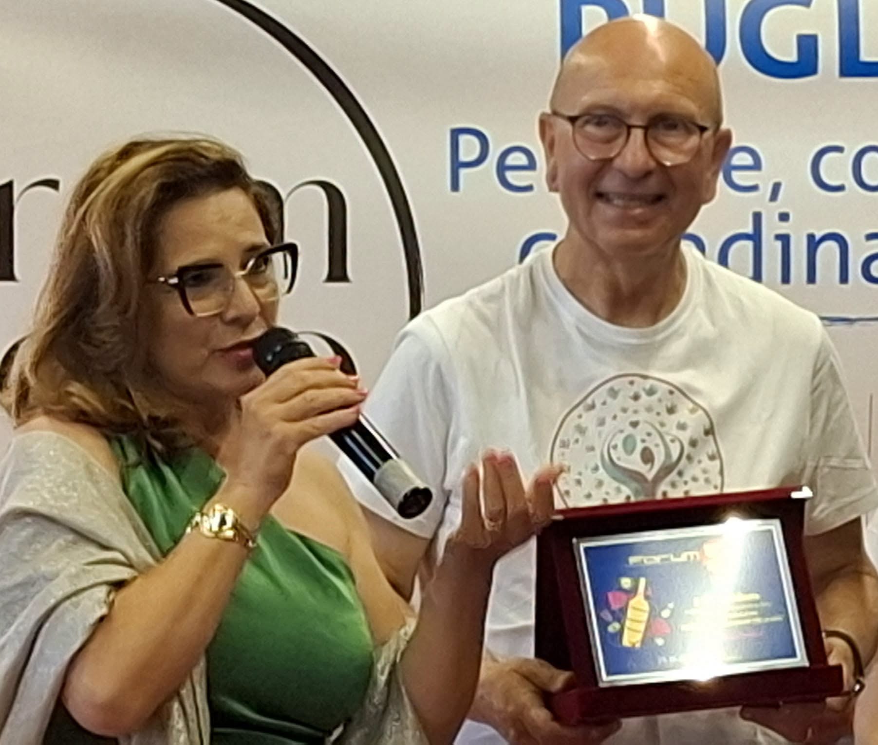 La consegna della targa di riconoscimento al gruppo Insieme contro il cancro per la vita