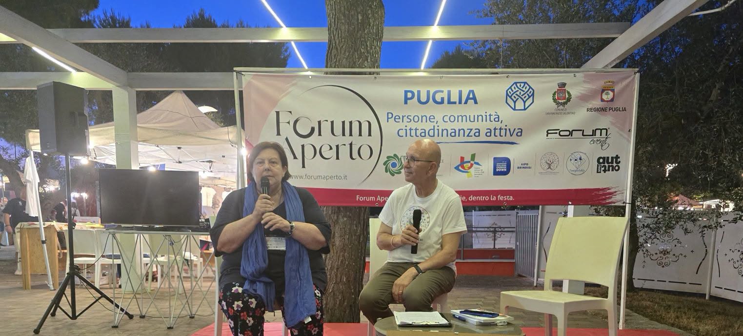 Ida De Giorgio al microfono sul palco di Forum Aperto durante una delle tre serate