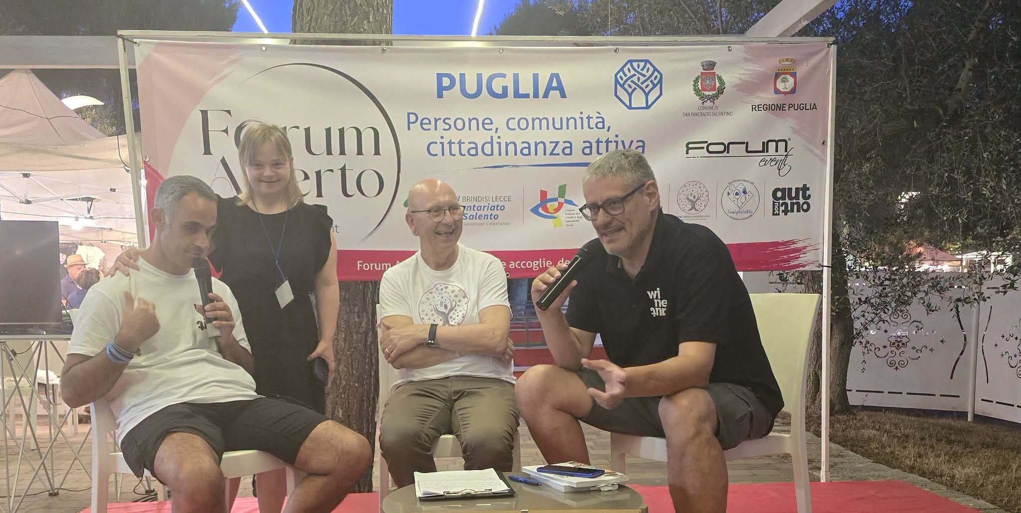 I ragazzi di AutNotOut e WineAut sul palco di Forum Aperto insieme al conduttore della serata